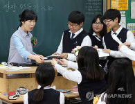 학생들에게 상장 받는 선생님