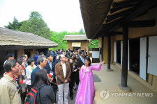 (주)만경바이오물산 | 만경대 방문한 국제상품전람회 참가자