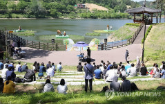 <카메라뉴스> 고향의 품으로…옥천 지용제 열려