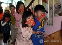 손수건으로 코 막고 신속하게 대피