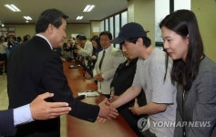 관악구 대학동 주민들과 인사하는 김무성 대표
