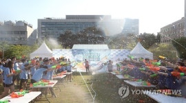 뙤약볕 속 물싸움