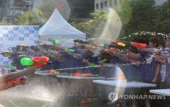 뙤약볕 속 물싸움
