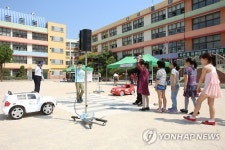 횡단보도 건널 때는 손을 들고