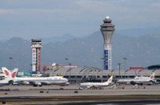 중국 베이징 서우두공항 활주로 공사…이착륙 정체