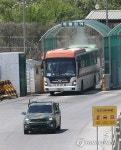 위민크로스DMZ, 경의선 육로 통해 북에서 남으로 넘어와
