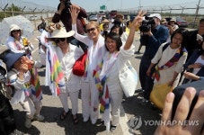 DMZ 건너 왔습니다