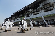 김포 제일모직 화재현장 안전점검 나서는 검시관들