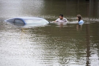 미 중남부 폭우 휴스턴도 강타…사망 9명·실종 30명