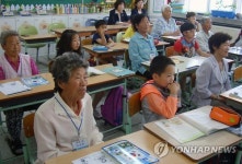 초등학교에서 수업받는 할머니들