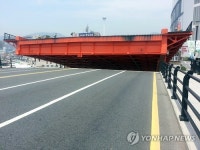 부산 영도대교 도개 행사 중 고장…차량 우회소동