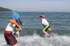 야, 바다다...경남 거제 학동 몽돌해변에 찾아온 여름맞이 피서객