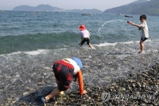 야, 바다다...경남 거제 학동 몽돌해변에 찾아온 여름맞이 피서객
