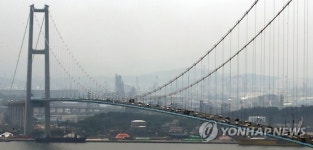 울산대교 뒤로 보이는 석유화학단지