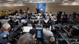 문형표 보건복지장관 브리핑에 몰린 취재진