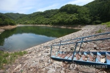 점점 줄어드는 저수지