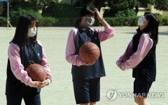 체육시간에도 마스크 착용해요