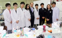 과학 실습실 방문한 황우여 장관