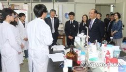 과학 실습실 방문한 황우여 장관