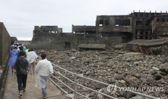 '조선인 강제 노동의 현장' 군함도의 관광객