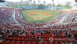 빈 자리 많은 야구장