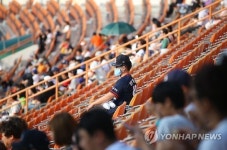 빈 자리 많은 야구장