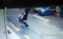 새벽 귀가 여성 목 졸라 기절시키고 금품 빼앗아
