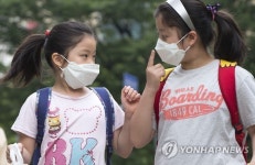 마스크 쓰고 등교하는 초등학생들