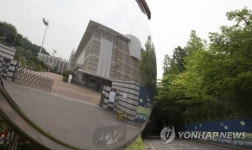 텅 빈 학교 앞 거리