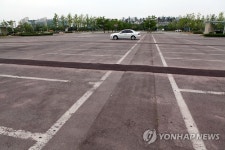 전시행사 연기로 텅 빈 킨텍스 제1전시장 주차장