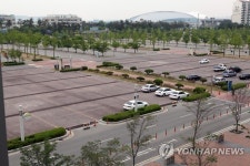 전시행사 연기로 텅 빈 킨텍스 제1전시장 주차장