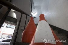 환자 대기실 함께 쓰는 한 지붕 두 의원…휴업 따로따로