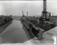 준설작업 중인 인천 갑문