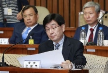 병적기록표 바라보는  손광수 의사