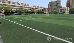 텅빈 초등학교 운동장