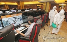 PC방 방역작업하는 노원구청 관계자들