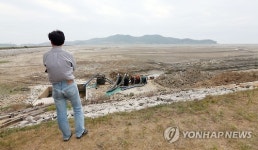 바닥 드러난 저수지에 근심 가득
