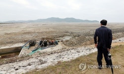 바닥 드러난 저수지에 근심 가득