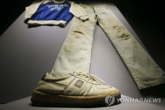 이한열 열사 운동화 복원 마치고 전시