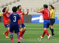 선취득점 환호하는 한국 의원들