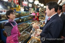 유기준 해양수산부 장관 수산시장 찾아 격려