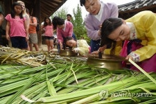 단오 앞둔 창포 삶은 물에 머리감기