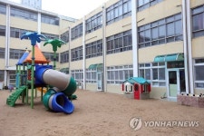 유치원 놀이터도 썰렁
