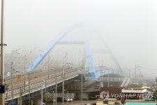 안개에 묻힌 교량