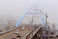 안개에 묻힌 교량