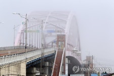 안개에 묻힌 교량