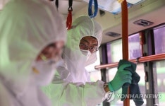 버스 내부 방역하는 보건소 직원