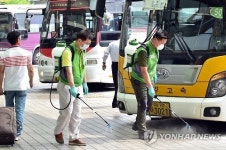 메르스 방역하는 수원시 공무원들