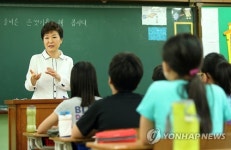 학생들과 이야기 나누는 박 대통령