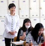수업참관하는 박 대통령
